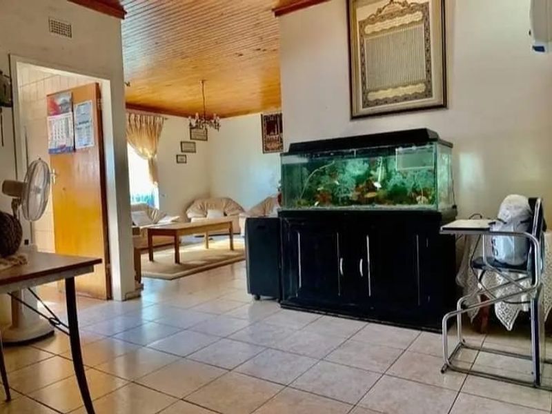 Sole Mandate – Spacious 4-Bedroom Home With Bonus Bachelor Flat!!. - Photo 3