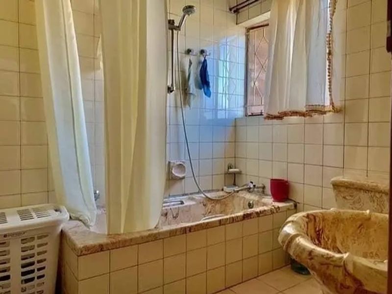 Sole Mandate – Spacious 4-Bedroom Home With Bonus Bachelor Flat!!. - Photo 4