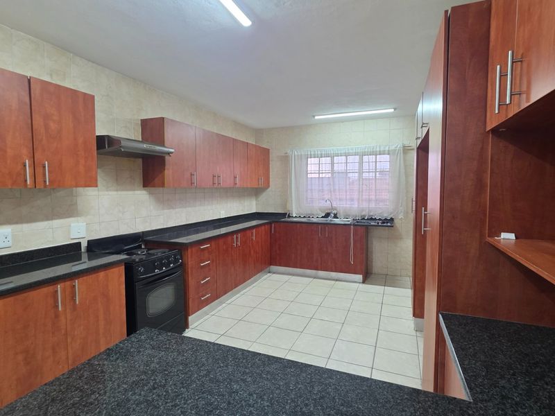 Beautiful 2-Bedroom Home in a Quiet Sought-After Area - Photo 5