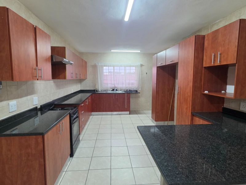 Beautiful 2-Bedroom Home in a Quiet Sought-After Area - Photo 3