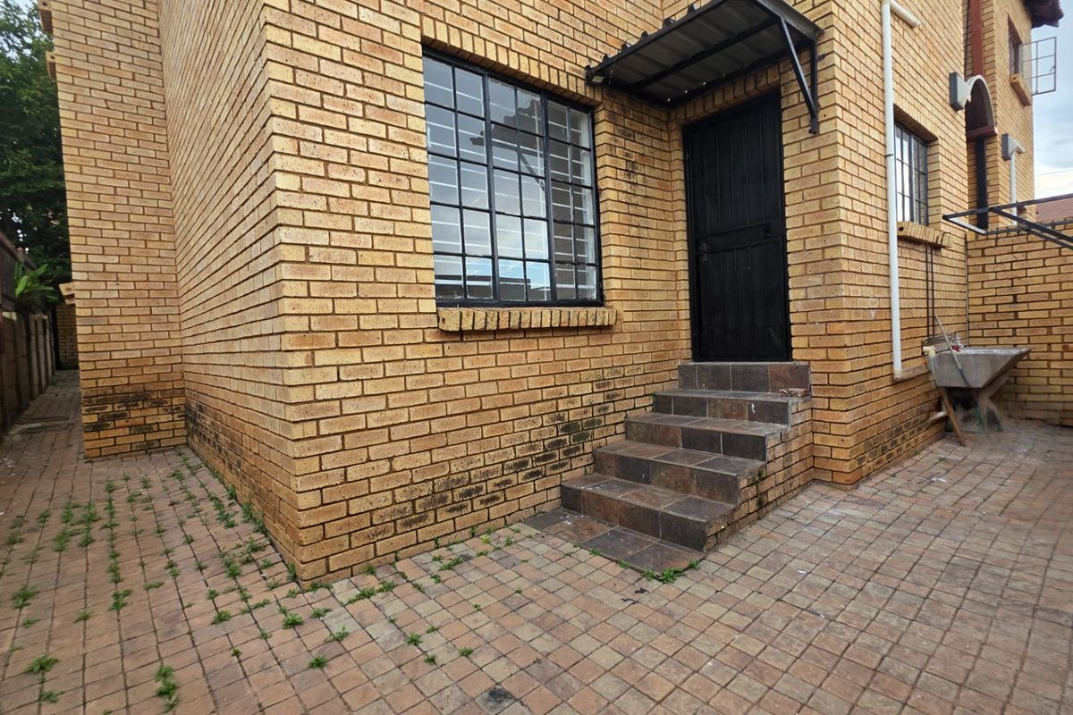 Beautiful 2-Bedroom Home in a Quiet Sought-After Area - Photo 2