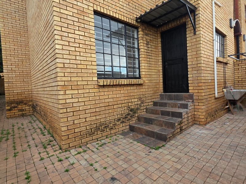 Beautiful 2-Bedroom Home in a Quiet Sought-After Area - Photo 2