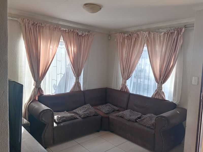 3 bedroom Soshanguve VV Rental - Photo 5