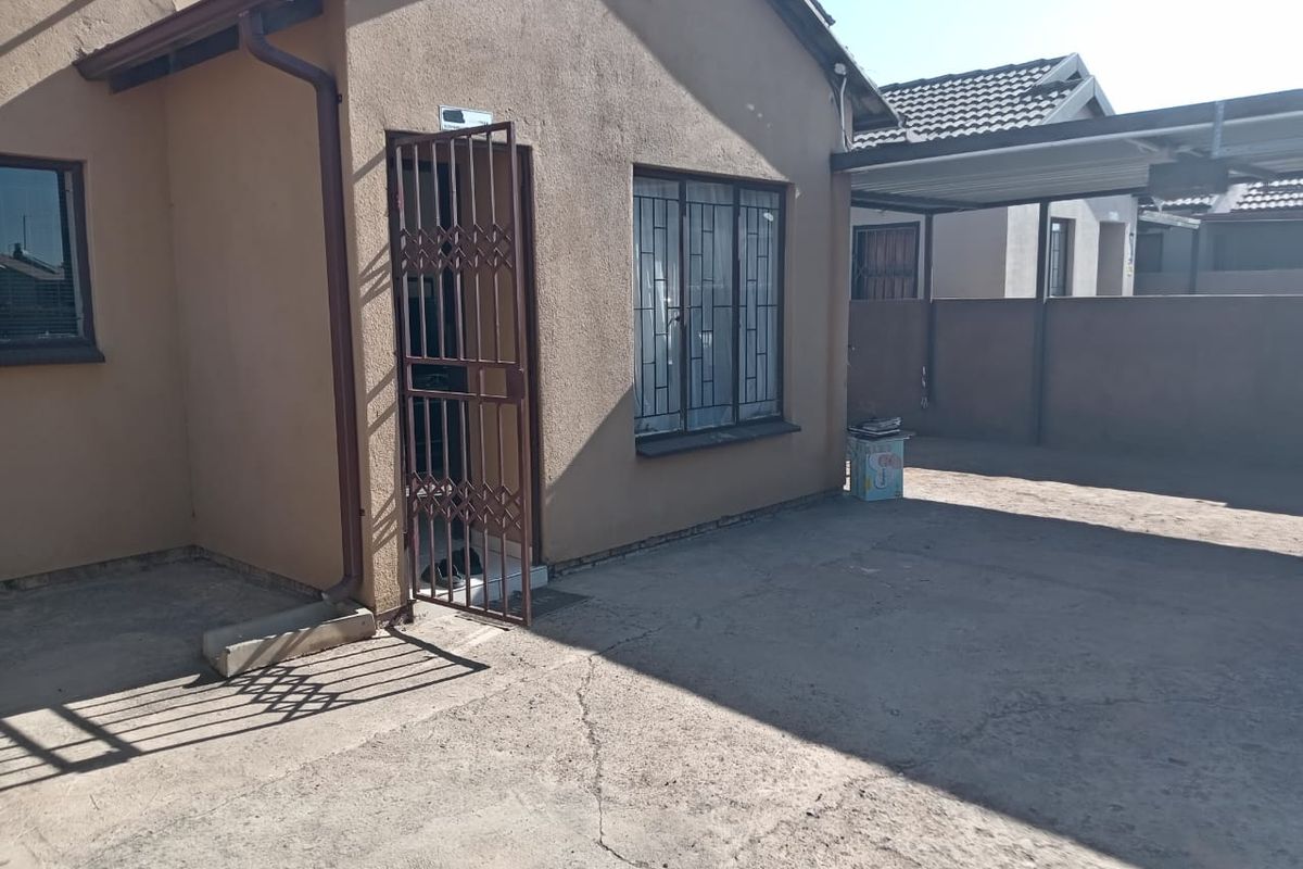 3 bedroom Soshanguve VV Rental - Photo 2