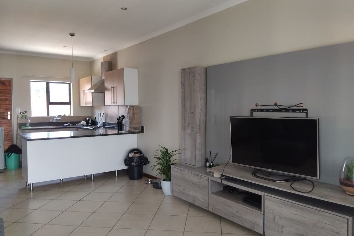 Modern 3-Bedroom Home with Beautiful Finishes – Mooikloof Ridge, - Photo 3