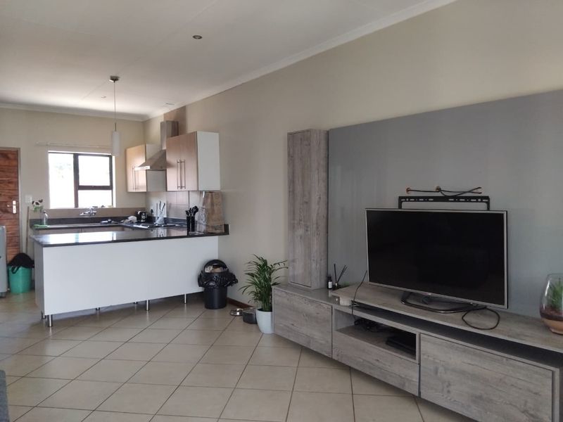 Modern 3-Bedroom Home with Beautiful Finishes – Mooikloof Ridge, - Photo 3