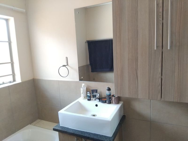 Modern 3-Bedroom Home with Beautiful Finishes – Mooikloof Ridge, - Photo 9