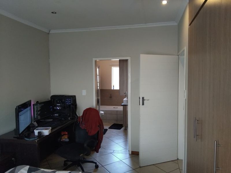 Modern 3-Bedroom Home with Beautiful Finishes – Mooikloof Ridge, - Photo 7