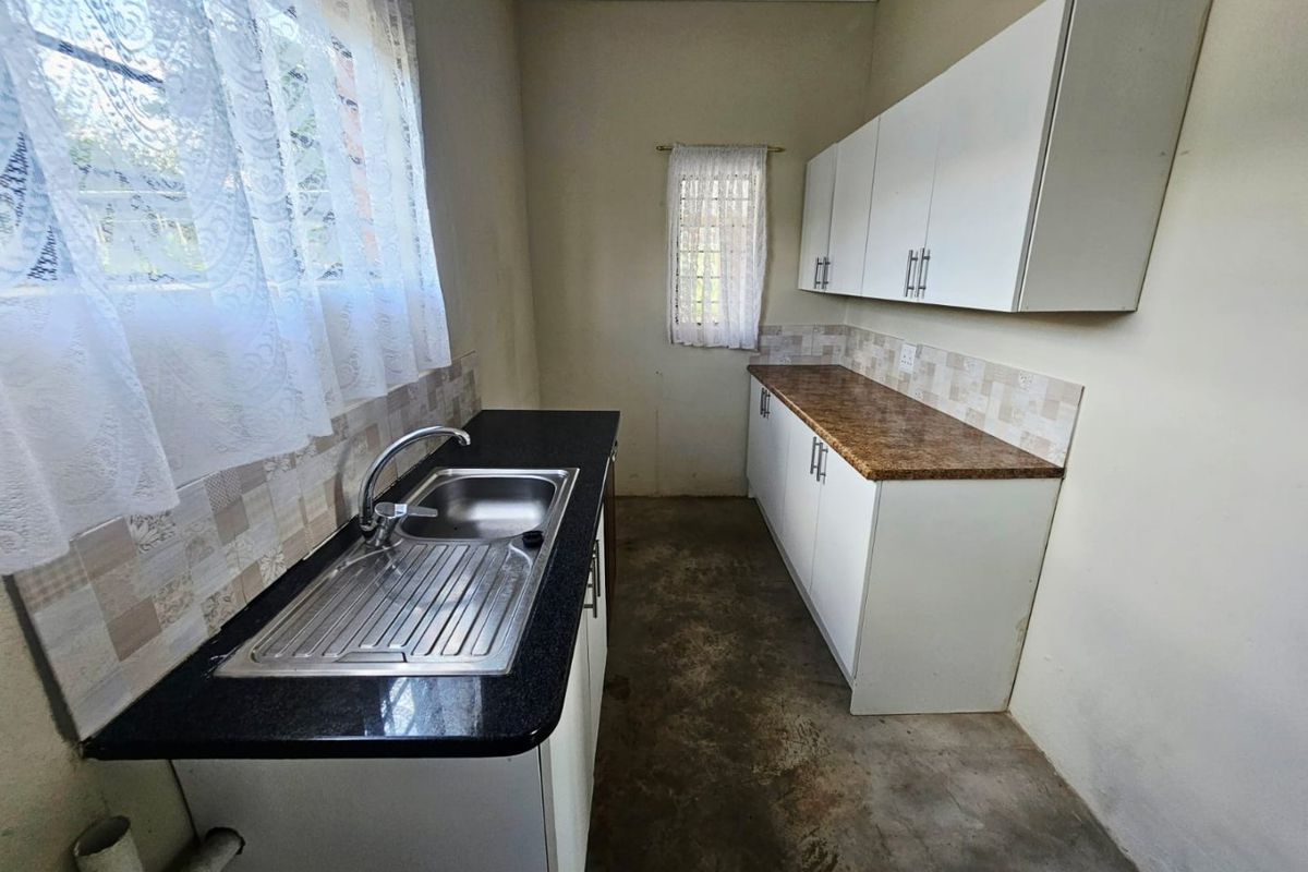 A Lovely 3 Bed 1 Bath Cottage for rent in Laezonia  - Photo 2