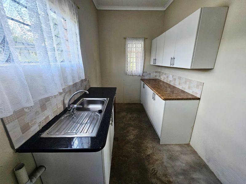 A Lovely 3 Bed 1 Bath Cottage for rent in Laezonia  - Photo 2