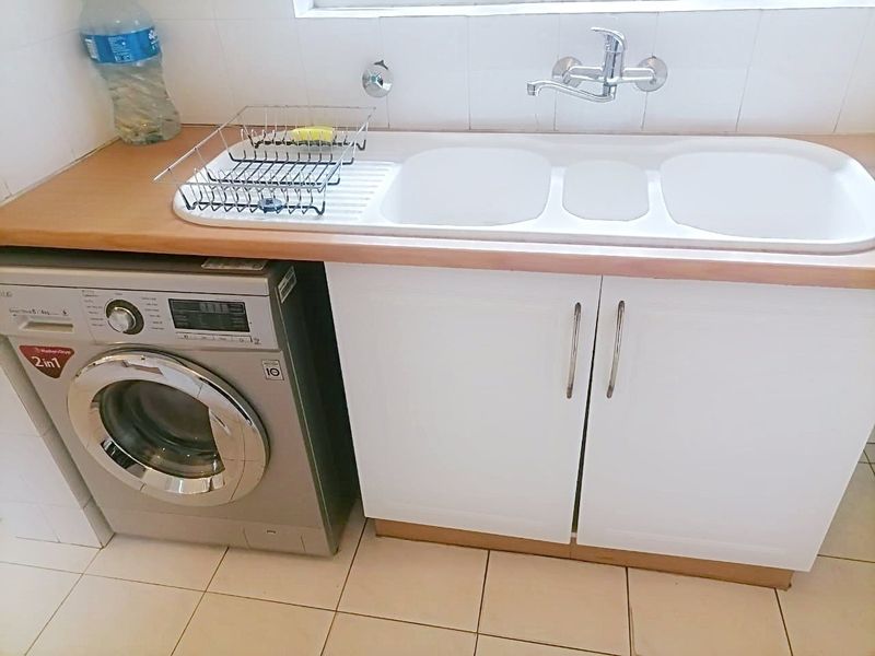 3 Bedroom, 2 Bathroom House to Rent in Fourways - Photo 2