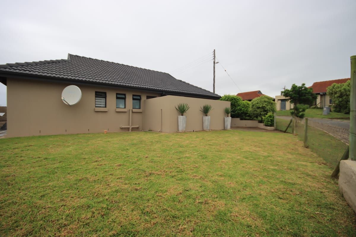 Homely 3 bedroom home in Umlele Heights, Kidds Beach - Photo 2