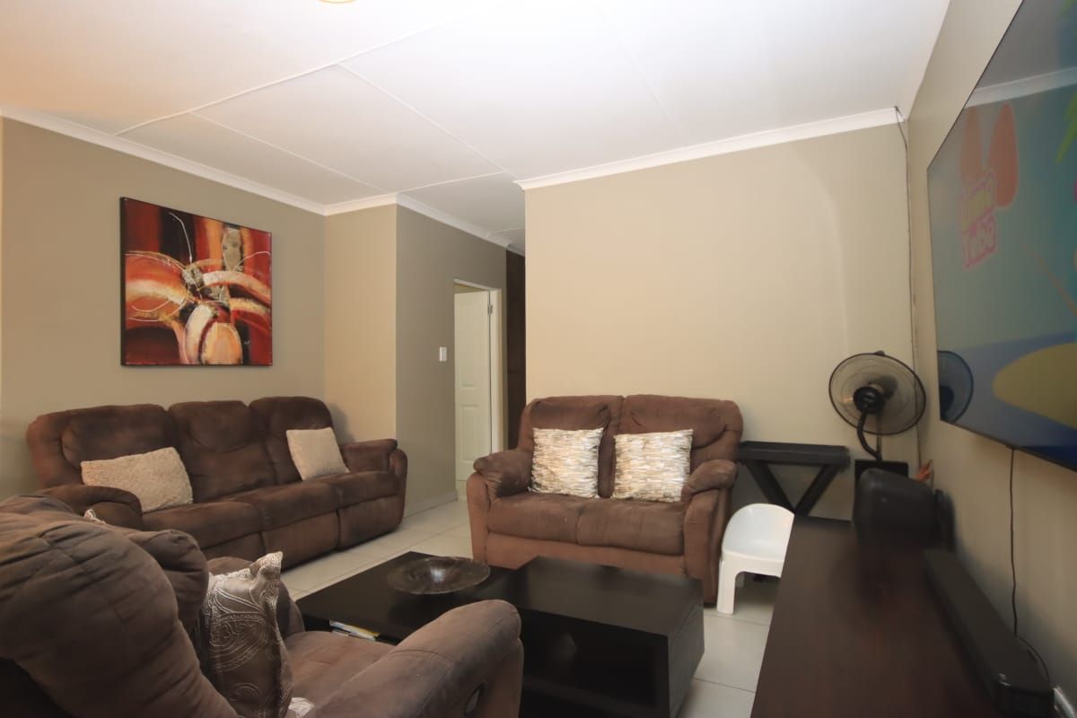 Homely 3 bedroom home in Umlele Heights, Kidds Beach - Photo 5