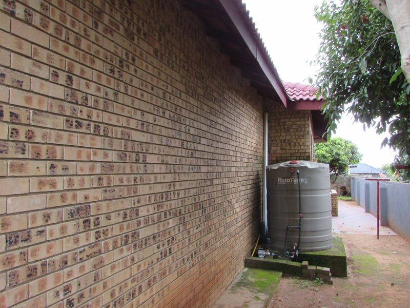 4-Bed, 2.5-Bath Home in Waterkant Estate, White River - Photo 4