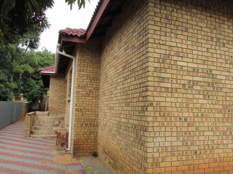 4-Bed, 2.5-Bath Home in Waterkant Estate, White River - Photo 3