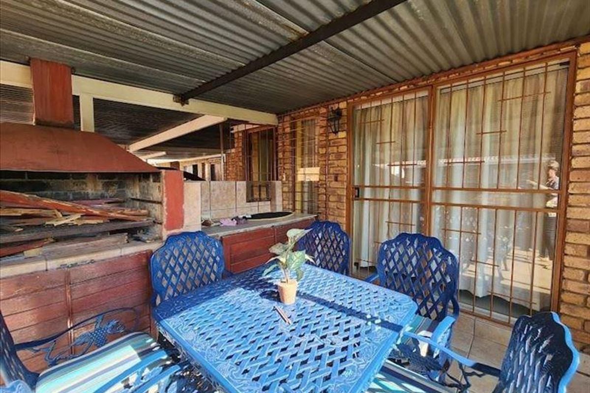 Modern Elegance and Comfort Await in this Family Oasis! - Photo 3