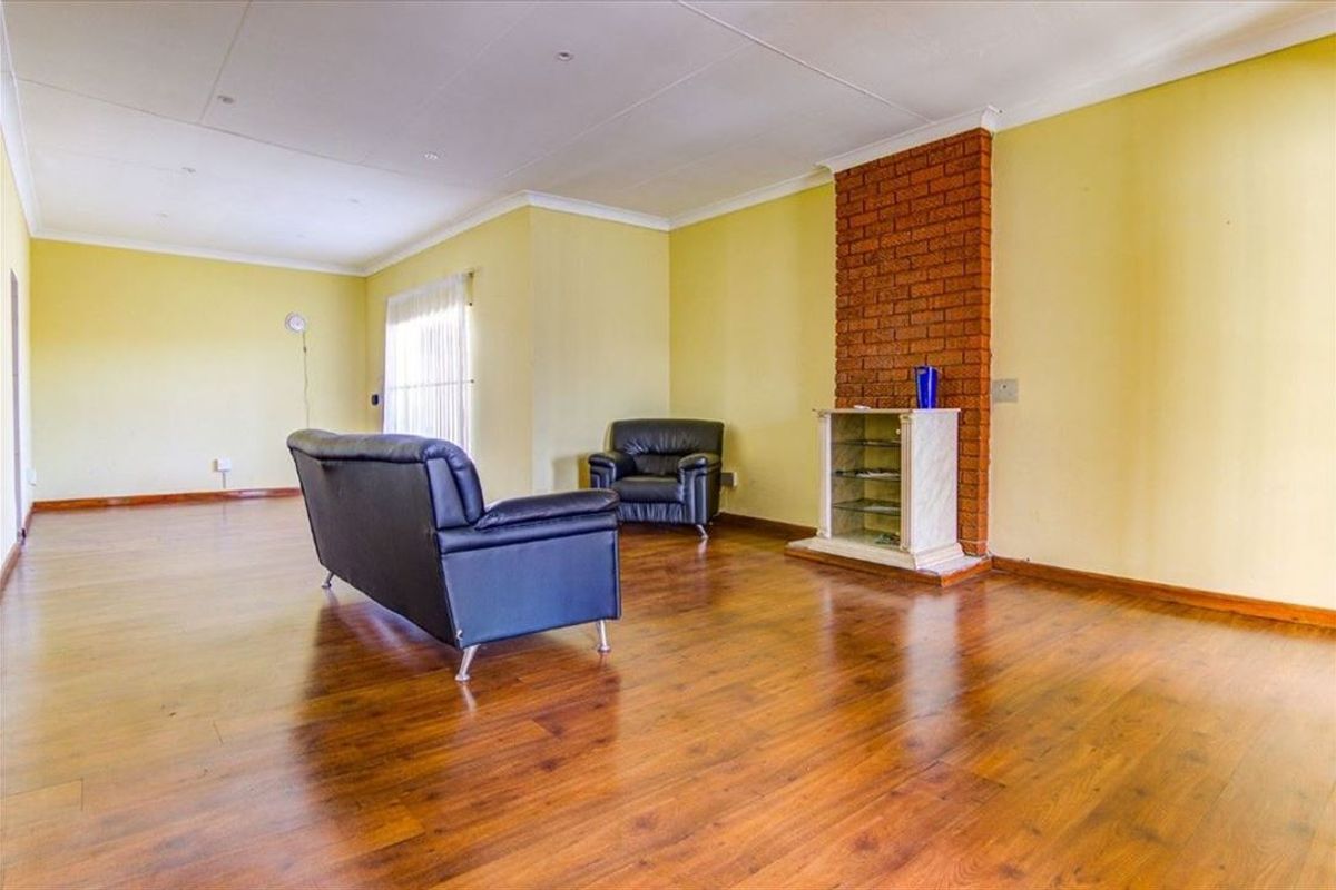 Comfortable Family Home with Spacious Living Areas - Photo 2