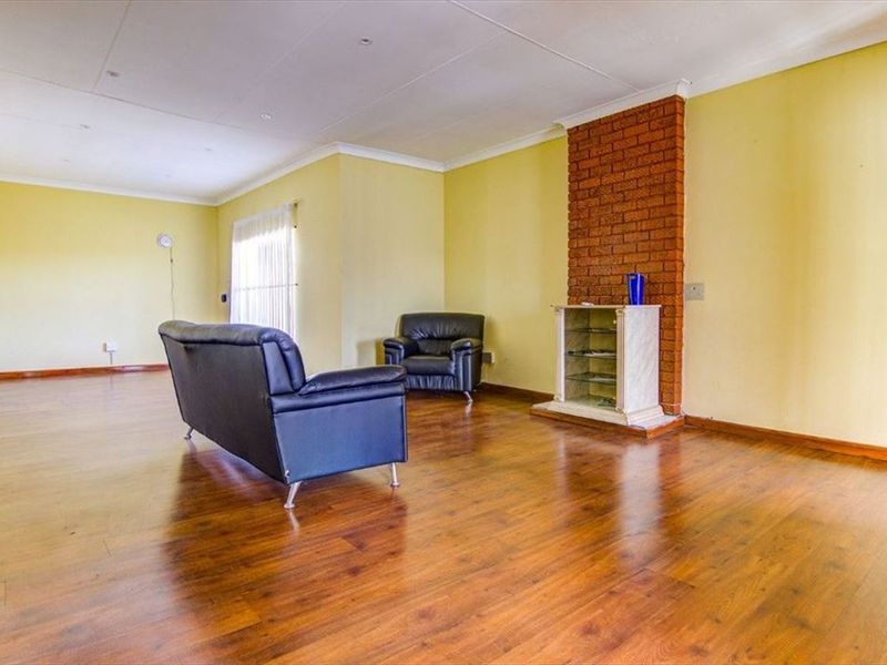 Comfortable Family Home with Spacious Living Areas - Photo 2