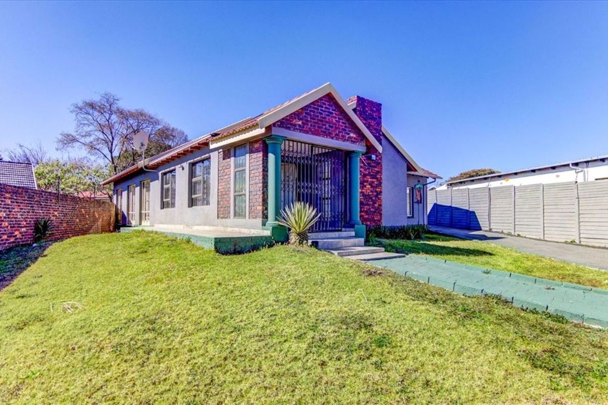 Comfortable Family Home with Spacious Living Areas - Photo 3