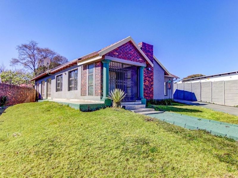 Comfortable Family Home with Spacious Living Areas - Photo 3