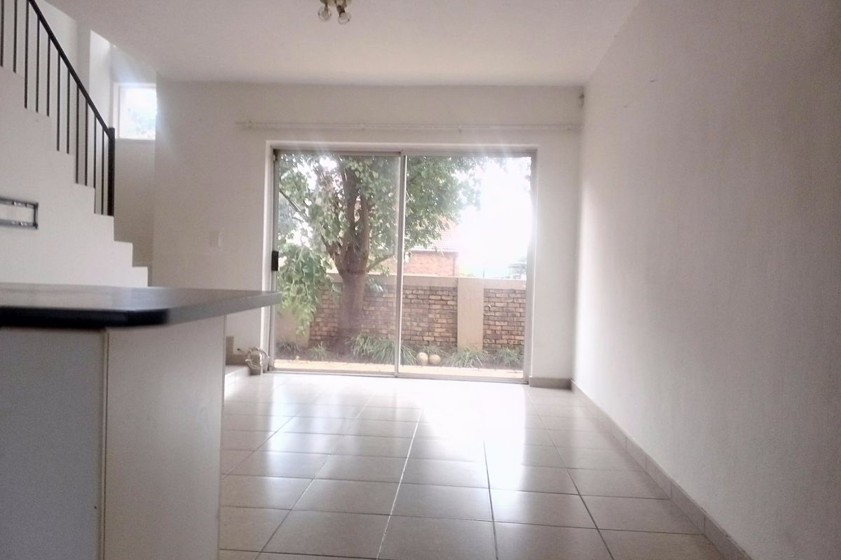 Townhouse for sale in Heuwelsig Estate - Photo 4