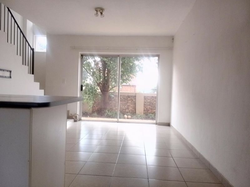 Townhouse for sale in Heuwelsig Estate - Photo 4