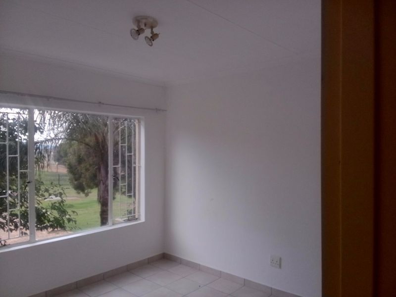 Townhouse for sale in Heuwelsig Estate - Photo 10