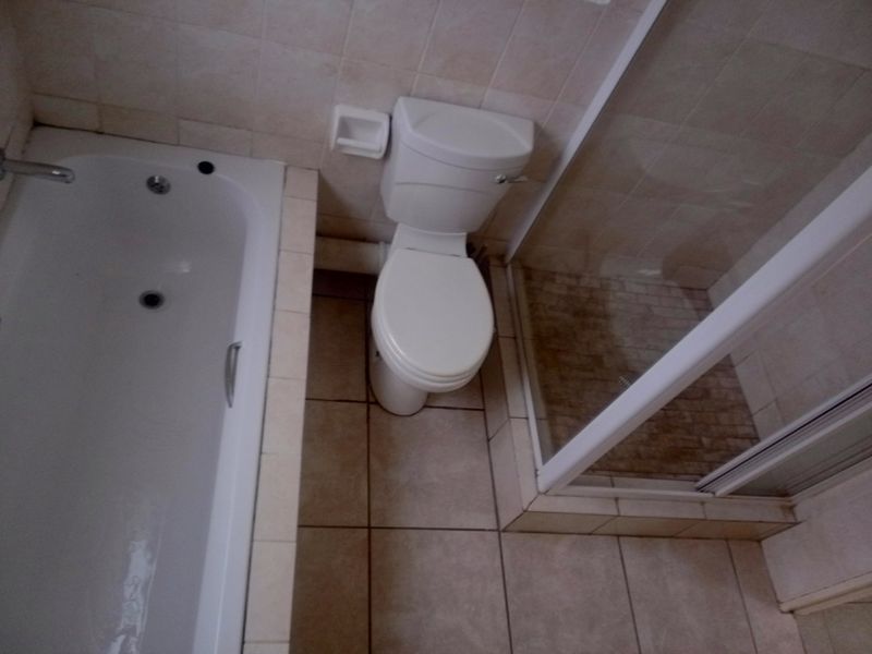 Townhouse for sale in Heuwelsig Estate - Photo 9