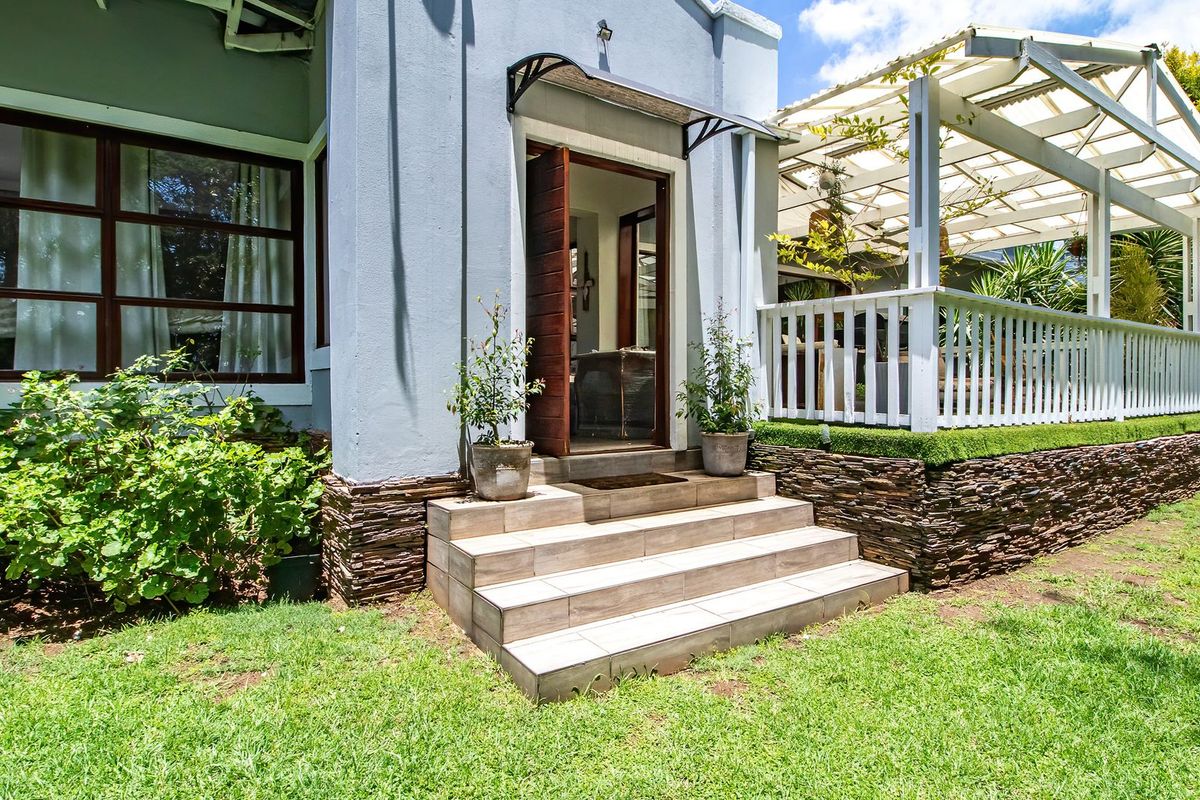 Charming Spacious Home in the heart of Lakeside Village - Photo 2