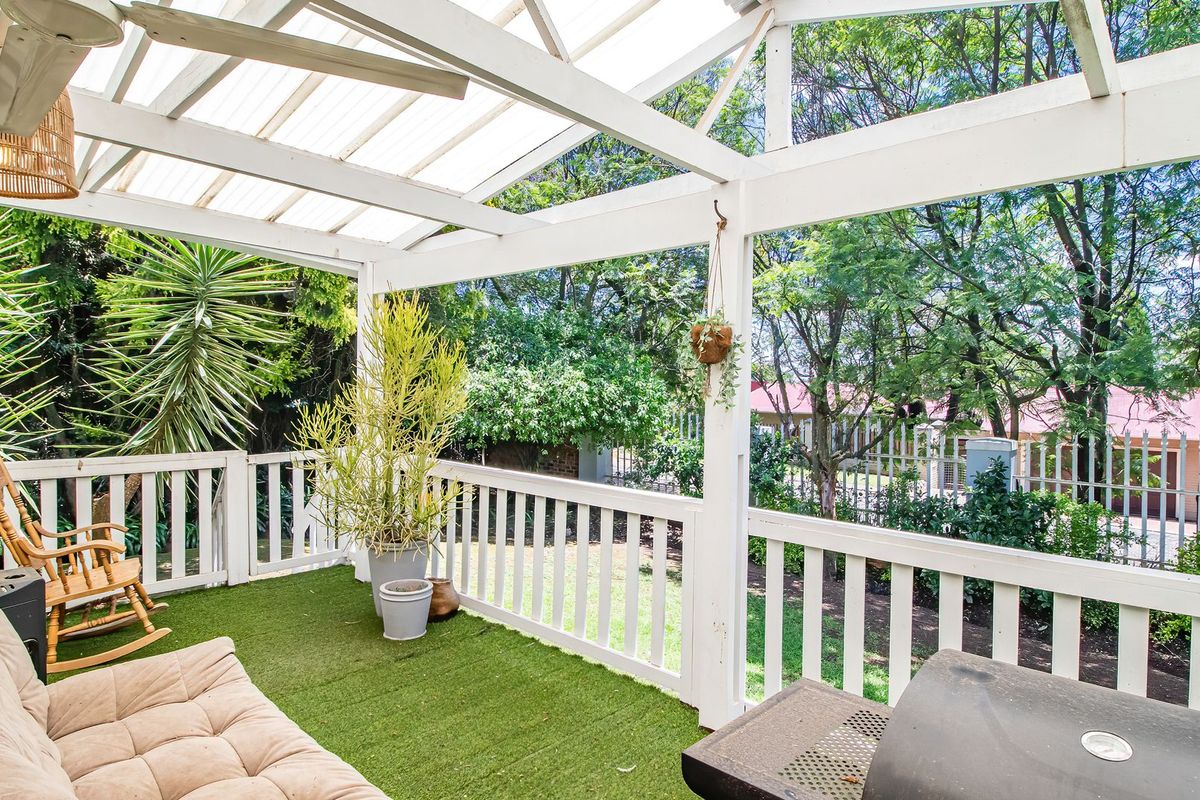 Charming Spacious Home in the heart of Lakeside Village - Photo 3