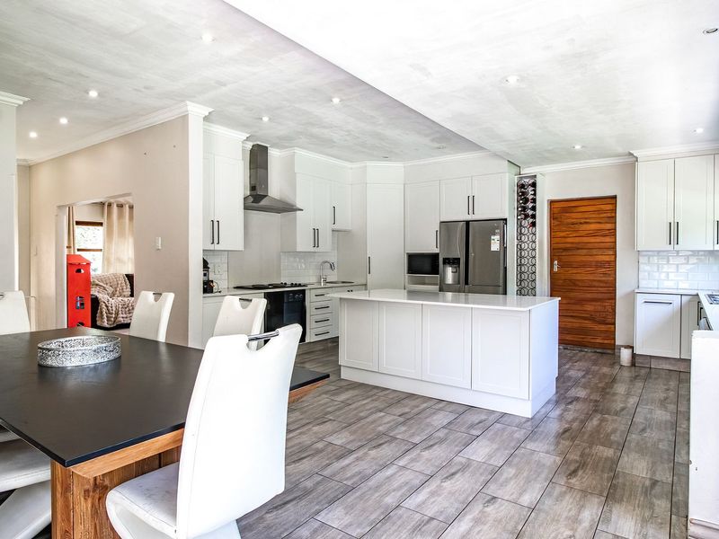 Charming Spacious Home in the heart of Lakeside Village - Photo 9