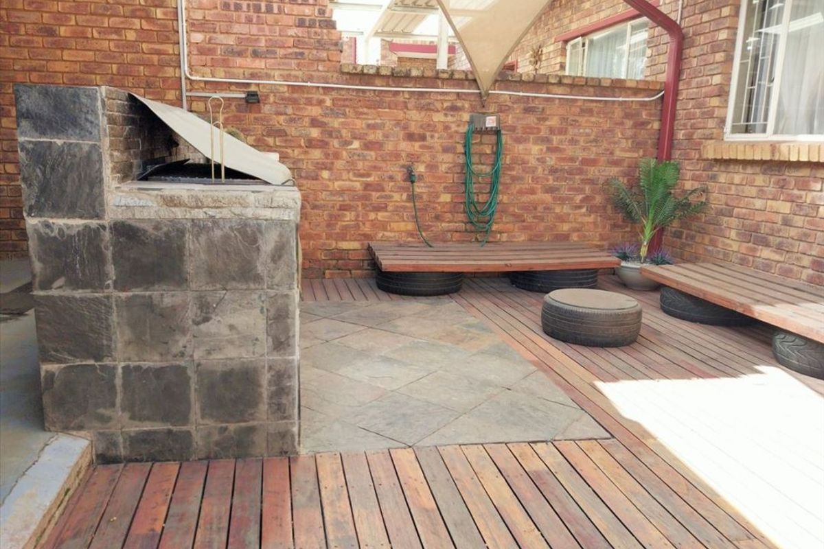 Modern Comfort Meets Practical Living - Photo 3