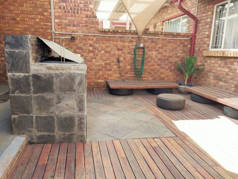 Modern Comfort Meets Practical Living - Photo 3