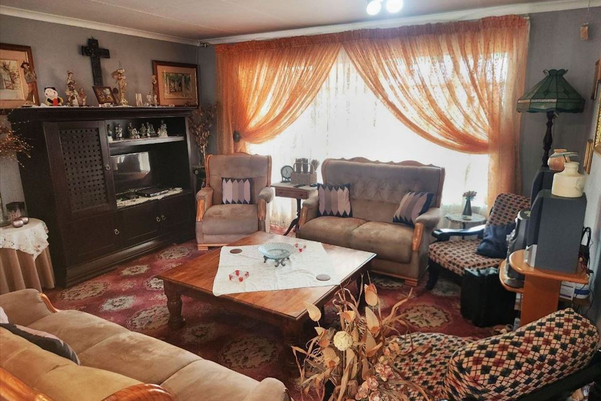 Elegant Family Home with Ample Space - Photo 2