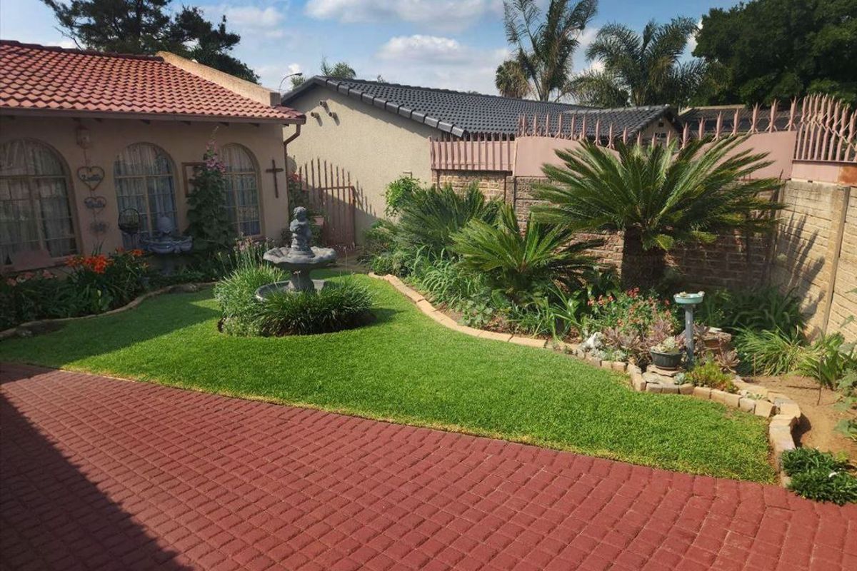 Elegant Family Home with Ample Space - Photo 3