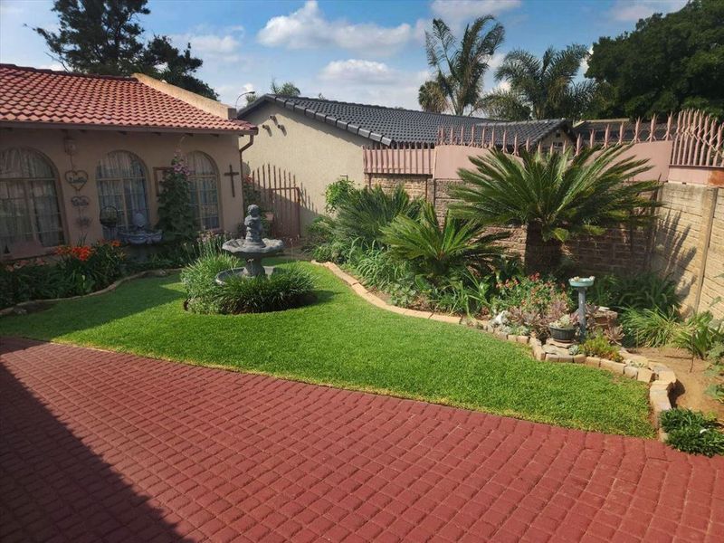 Elegant Family Home with Ample Space - Photo 3