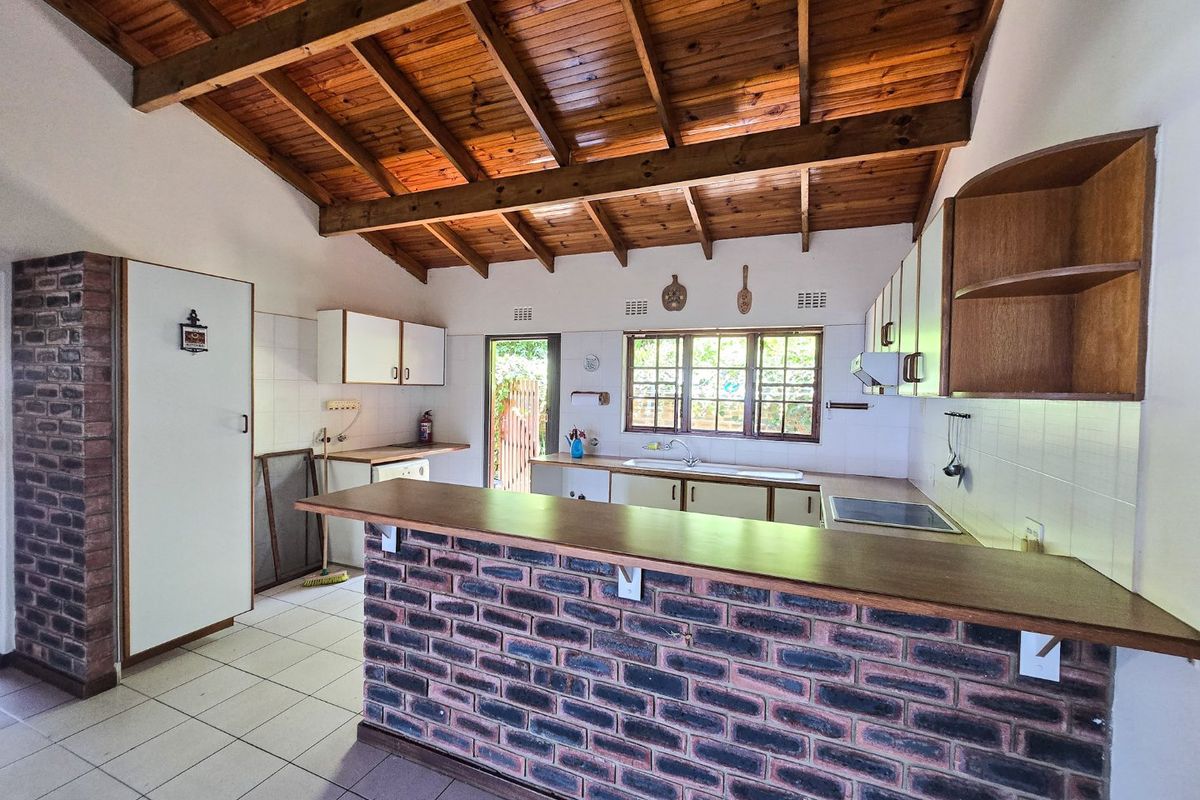 Stunning 3-Bedroom Townhouse in Umtentweni with amazing Sea Views - Photo 3