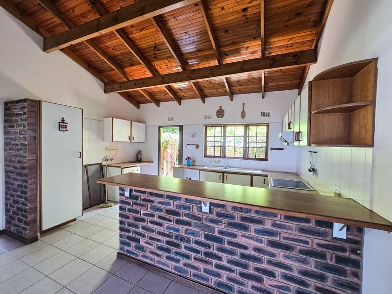 Stunning 3-Bedroom Townhouse in Umtentweni with amazing Sea Views - Photo 3