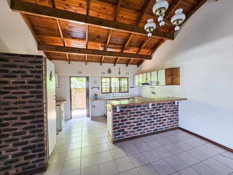 Stunning 3-Bedroom Townhouse in Umtentweni with amazing Sea Views - Photo 2