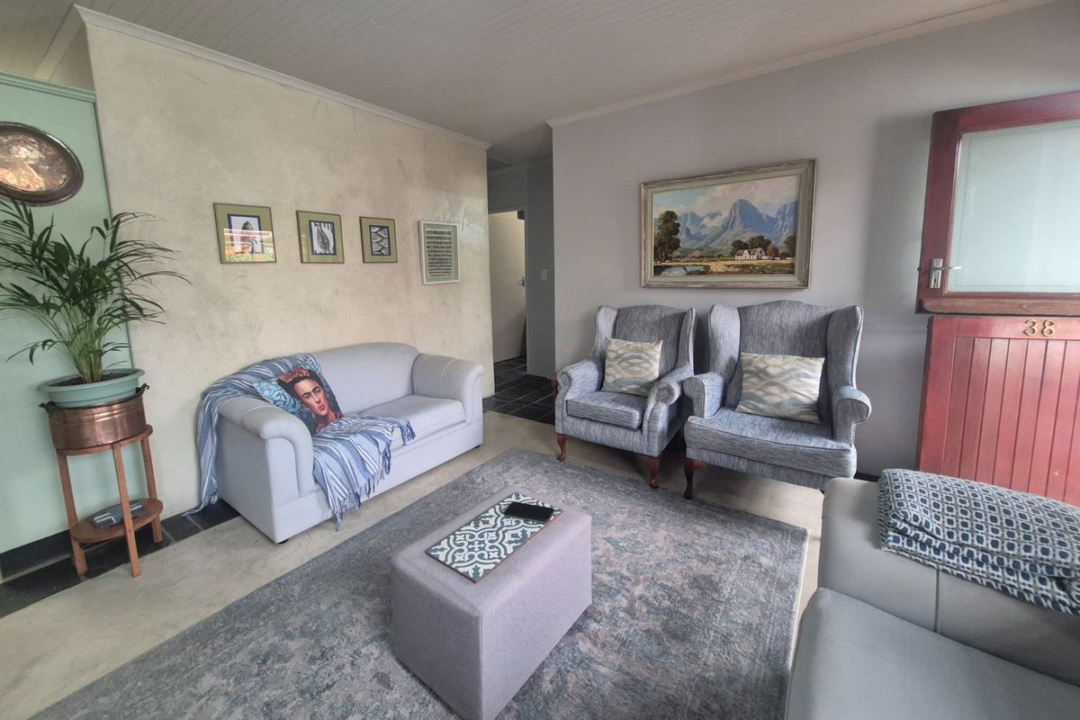 Cosy 3-Bedroom Townhouse in Brenton Park - Photo 5