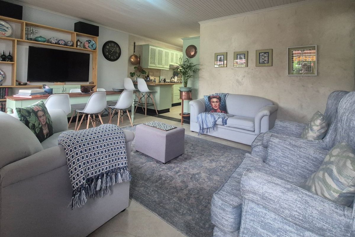 Cosy 3-Bedroom Townhouse in Brenton Park - Photo 3