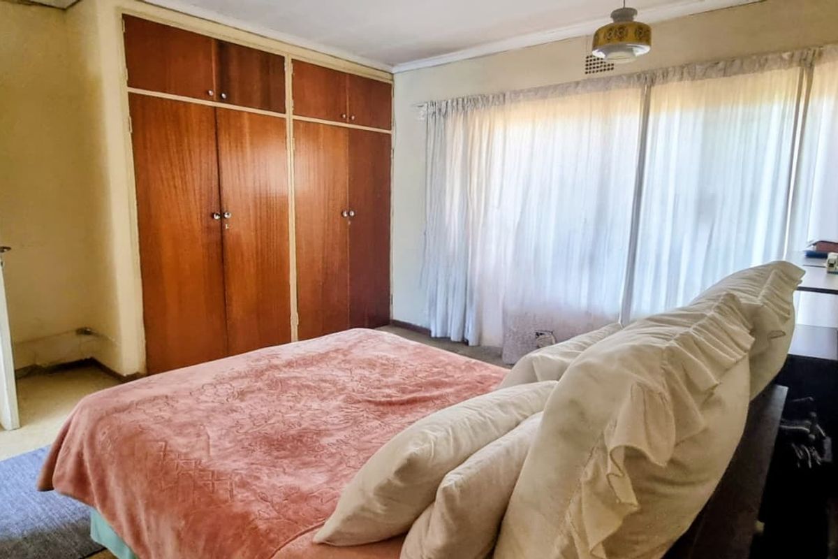 Charming 3-Bedroom Home with Desirable Amenities and Secure Surroundings. - Photo 5