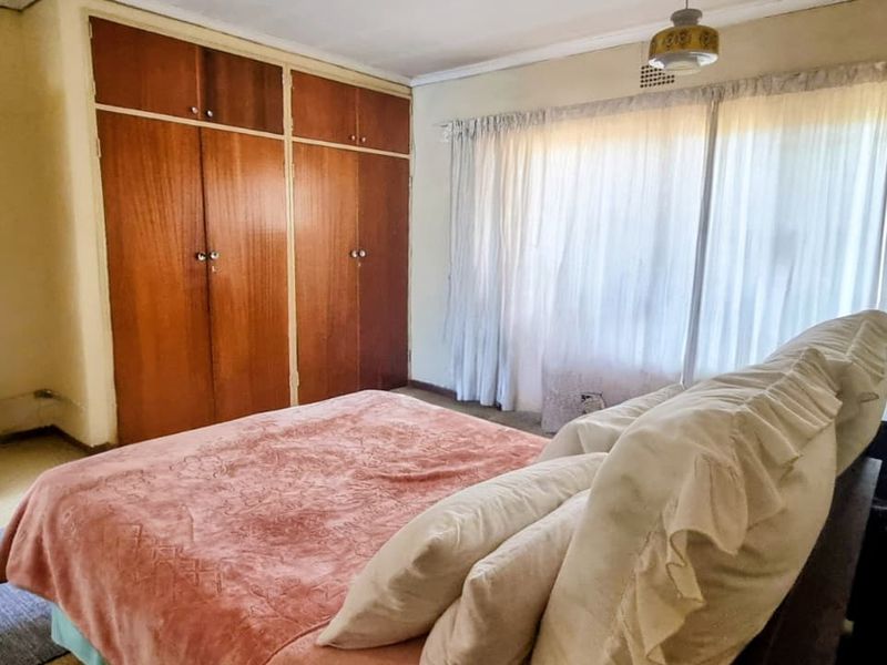 Charming 3-Bedroom Home with Desirable Amenities and Secure Surroundings. - Photo 5