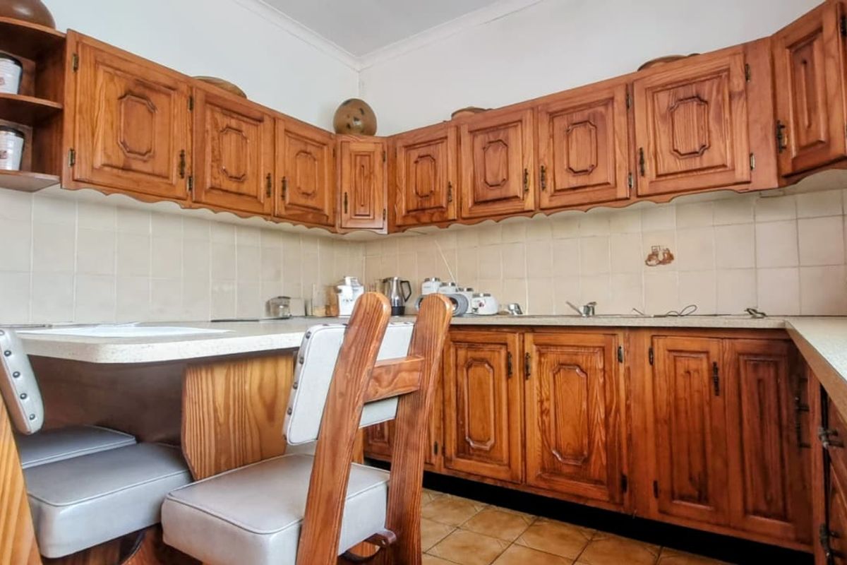 Charming 3-Bedroom Home with Desirable Amenities and Secure Surroundings. - Photo 3