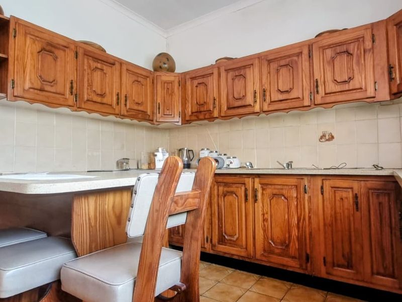 Charming 3-Bedroom Home with Desirable Amenities and Secure Surroundings. - Photo 3