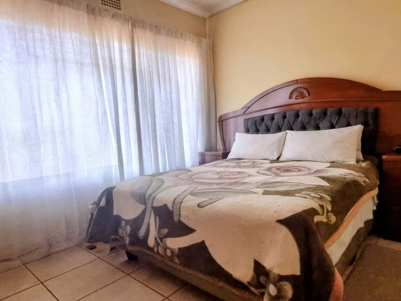 Charming 3-Bedroom Home with Desirable Amenities and Secure Surroundings. - Photo 10