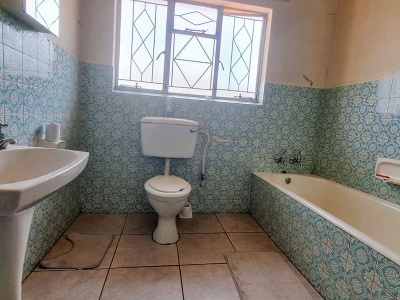 Charming 3-Bedroom Home with Desirable Amenities and Secure Surroundings. - Photo 9