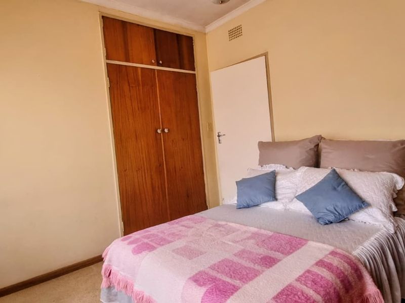 Charming 3-Bedroom Home with Desirable Amenities and Secure Surroundings. - Photo 8