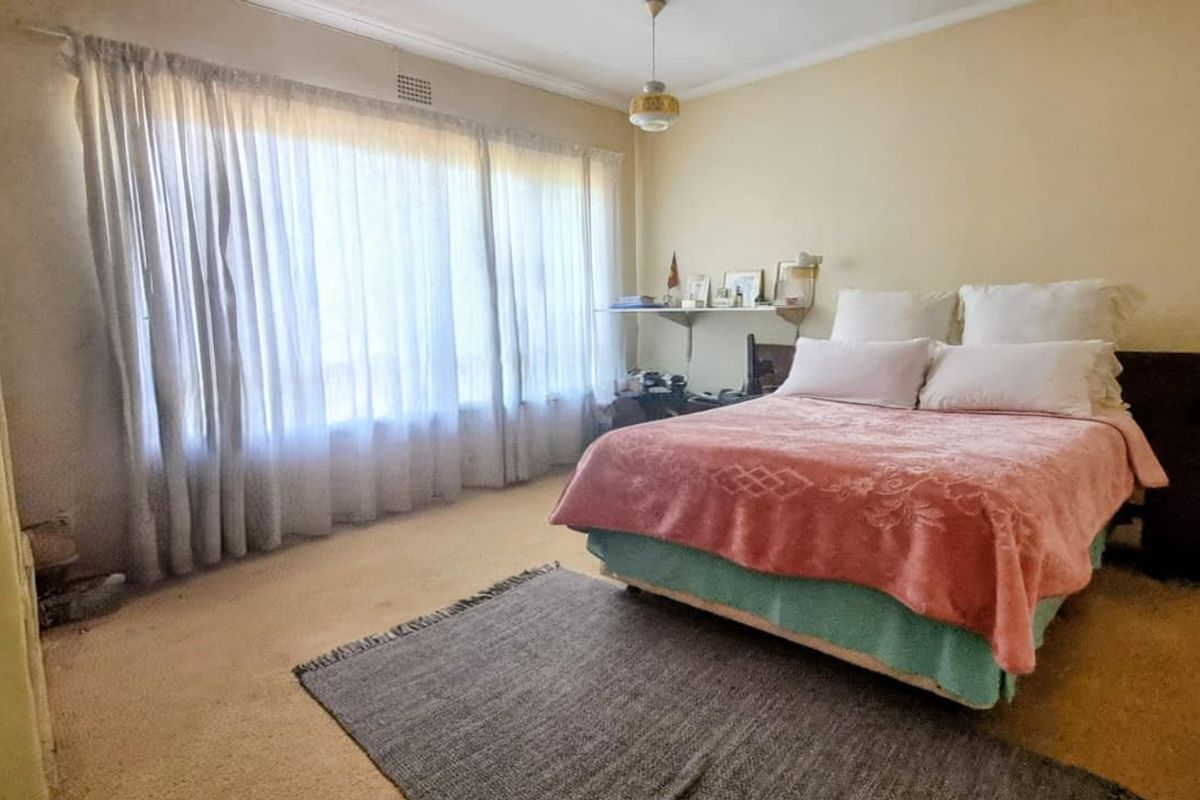 Charming 3-Bedroom Home with Desirable Amenities and Secure Surroundings. - Photo 4