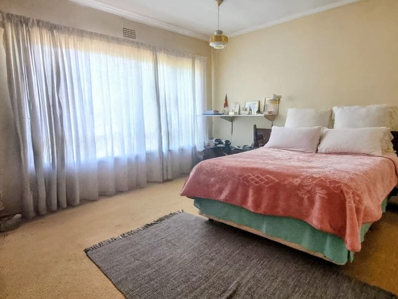 Charming 3-Bedroom Home with Desirable Amenities and Secure Surroundings. - Photo 4